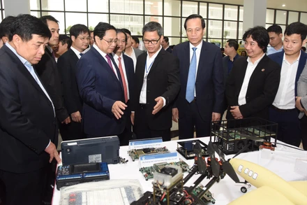 Thủ tướng Phạm Minh Chính tham quan các sản phẩm nghiên cứu của sinh viên Đại học Quốc gia Hà Nội.