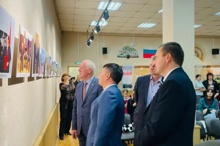 Các đại biểu xem ảnh về quan hệ Việt-Nga.