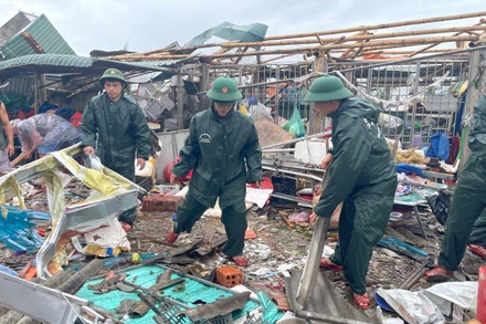 Cán bộ, chiến sĩ Đồn Biên phòng Cửa Việt (Bộ Chỉ huy Bộ đội biên phòng Quảng Trị) giúp đỡ nhân dân khắc phục hậu quả mưa bão. (Ảnh: Bộ đội biên phòng cung cấp)