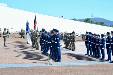 Đội danh dự Quân đội Australia tại lễ đón chính thức Thủ tướng Phạm Minh Chính và Phu nhân cùng Đoàn đại biểu cấp cao Việt Nam.
