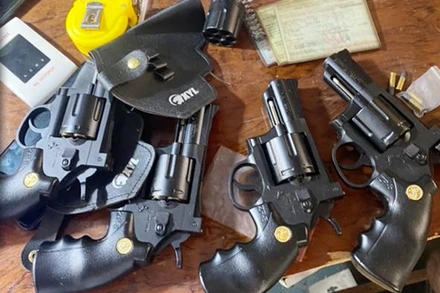 Thu giữ 4 khẩu súng cùng đạn của đối tượng Lê Minh Phúc.