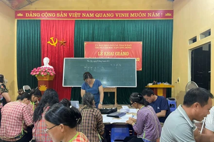 Lớp học xoá mù chữ ở thôn Nà Sla, xã Thạch Đạn, huyện Cao Lộc, tỉnh Lạng Sơn.