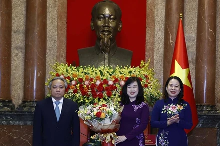 Quyền Chủ tịch nước Võ Thị Ánh Xuân chúc mừng Bộ trưởng Y tế Đào Hồng Lan và Phó Giáo sư, Tiến sĩ, Anh hùng lao động Trần Ngọc Lương, nguyên Giám đốc Bệnh viện Nội tiết Trung ương, đại diện cho đội ngũ y bác sĩ cả nước nhân Ngày Thầy thuốc Việt Nam. (Ảnh: TTXVN)