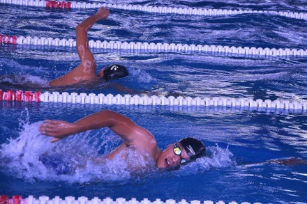 Các vận động viên tranh tài ở nội dung bơi 400m tự do.