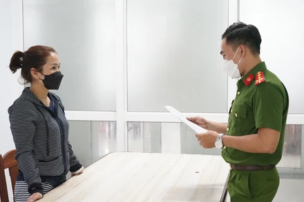 Cơ quan Cảnh sát điều tra Công an TP Đà Nẵng đọc lệnh bắt giữ đối tượng Mai Nữ Lan Ngọc. (Ảnh: Công an cung cấp)