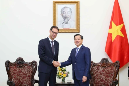 Phó Thủ tướng Chính phủ Lê Minh Khái tiếp Quốc vụ khanh Bộ Kinh tế, Giáo dục và Nghiên cứu Thụy Sĩ Dominique Paravicini.