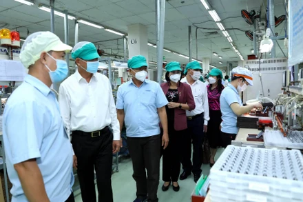 Lãnh đạo tỉnh Đồng Nai kiểm tra tại một nhà máy ở khu công nghiệp Biên Hòa 2.