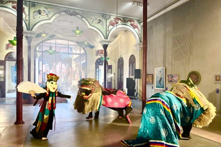 Biểu diễn nghệ thuật tại Trung tâm Văn hoá nghệ thuật.