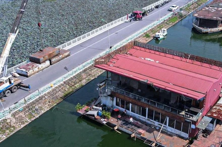 Tháo dỡ du thuyền ở Hồ Tây.