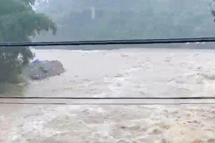 Mưa lớn, nước sông tại miền núi huyện Nam Trà My chảy xiết, người dân dễ bị cuốn trôi khi qua sông.