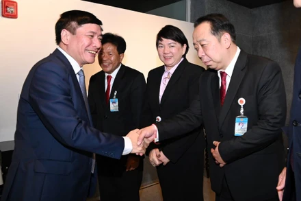 Chủ nhiệm Văn phòng Quốc hội Bùi Văn Cường tiếp các cán bộ.