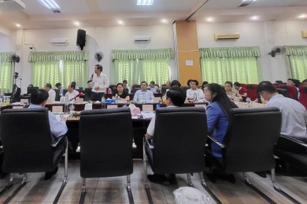 Đại diện sở Y tế Thành phố Hồ Chí Minh báo cáo tại buổi giám sát.