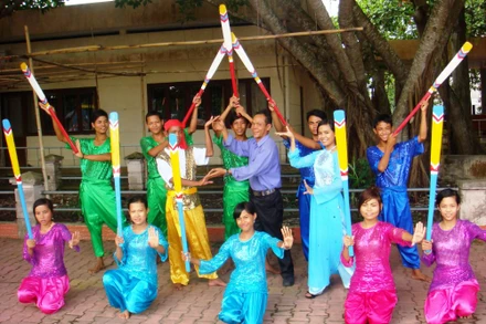 Ông Danh Bê hướng dẫn đội văn nghệ tập múa.