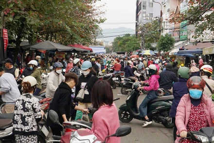 Người, xe tấp nập tại chợ.