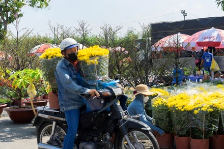 Người dân mua hoa chơi Tết tại chợ Hoa xuân Bình Điền 2023 trong chiều 17/1. Ảnh: CTV
