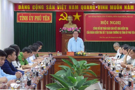 Đồng chí Nguyễn Trọng Nghĩa - Bí thư Trung ương Đảng, Trưởng Ban Tuyên giáo Trung ương, Trưởng Đoàn kiểm tra số 7 công bố dự thảo kết luận kiểm tra tại Ban Thường vụ Tỉnh ủy Phú Yên.