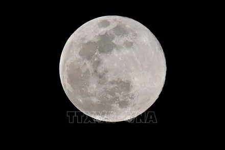 Mặt trăng nhìn từ Los Angeles, Mỹ. Ảnh: AFP/ TTXVN