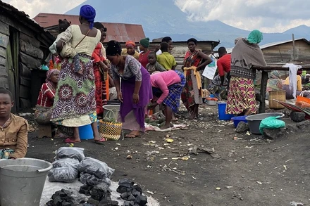 Người dân tại một khu chợ tạm ở Bunagana, một thị trấn biên giới ở phía đông bắc DRC. Ảnh: Tân Hoa xã