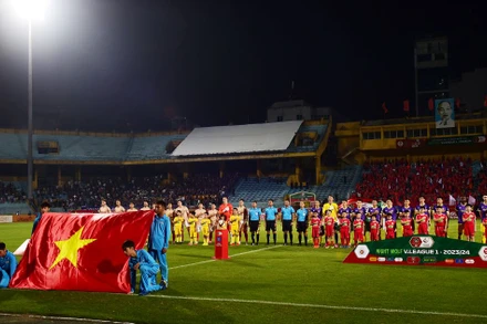 Hai đội thực hiện nghi thức chào cờ.