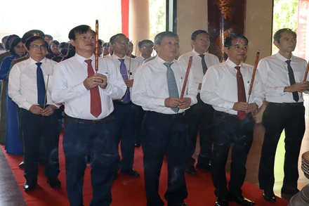 Lãnh đạo tỉnh Đồng Nai dâng hương Chủ tịch Hồ Chí Minh tại Văn miếu Trấn Biên.