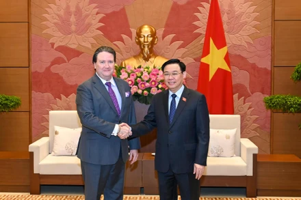 Chủ tịch Quốc hội Vương Đình Huệ và Đại sứ Hoa Kỳ Marc E. Knapper tại buổi tiếp.