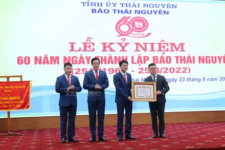 Đồng chí Lê Quốc Minh, Ủy viên Trung ương Đảng, Tổng Biên tập Báo Nhân Dân, Phó Trưởng Ban Tuyên giáo và Dân vận Trung ương, Chủ tịch Hội Nhà báo Việt Nam trao Bằng khen của Ban Tuyên giáo và Dân vận Trung ương cho Báo Thái Nguyên (Ảnh:Thainguyen.gov.vn)