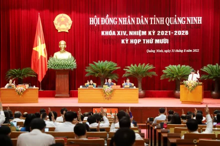 Biểu quyết thông qua Nghị quyết hỗ trợ học phí cho học sinh.