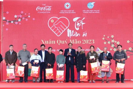 Phó Chủ tịch Quốc hội Trần Quang Phương trao quà cho hộ dân có hoàn cảnh khó khăn bị thiệt hại do thiên tai năm 2022.