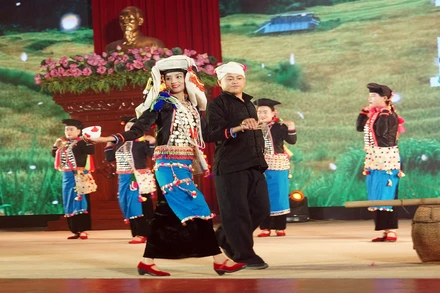 Trình diễn trang phục dân tộc Si La của Lai Châu.