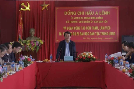 Đồng chí Hầu A Lềnh làm việc tại Trường dự bị đại học dân tộc Trung ương.