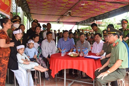 Lãnh đạo tỉnh Đồng Tháp đến động viên gia đình. 