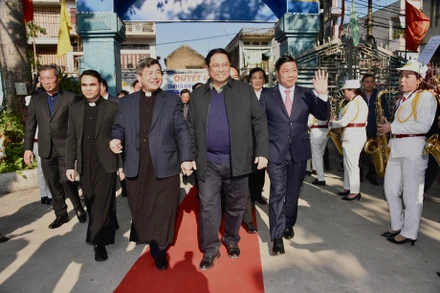 Thủ tướng Chính phủ Phạm Minh Chính tới thăm, chúc mừng các linh mục và đồng bào Công giáo tại Giáo xứ Bắc Giang. 