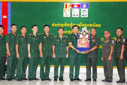 Bộ đội Biên Phòng An Giang chúc lực lượng vũ trang Vương quốc Campuchia đón Tết cổ truyền đầm ấm. (Ảnh: Bộ đội Biên phòng An Giang)