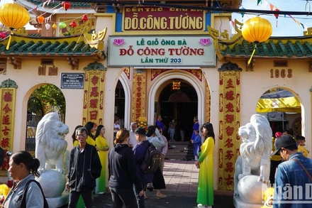 Ngày đầu tiên chính thức lễ giỗ, có rất đông nhân dân trong và ngoài tỉnh tìm đến viếng Đền thờ ông, bà Đỗ Công Tường.