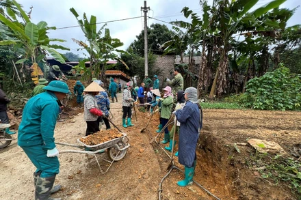 Người dân xã Cao Sơn ra quân tổng vệ sinh thôn, bản.