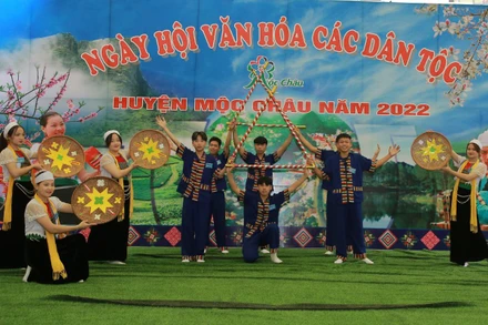 Văn nghệ đậm bản sắc dân tộc tại ngày hội văn hóa các dân tộc Mộc Châu.