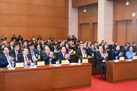 Chủ tịch Quốc hội Vương Đình Huệ, nguyên Chủ tịch Quốc hội Nguyễn Sinh Hùng và các đại biểu dự lễ kỷ niệm.