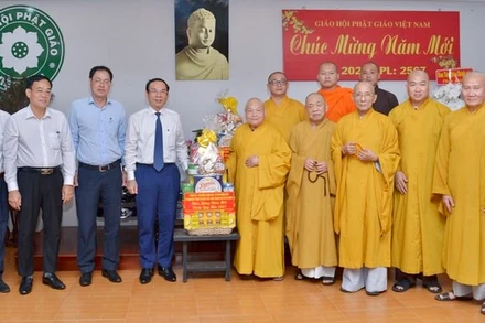 Bí thư Thành uỷ Nguyễn Văn Nên và đoàn công tác Thành phố chúc Tết Hoà thượng Chủ tịch cùng chư tôn đức Hội đồng trị sự. (Ảnh: Báo Giác ngộ).