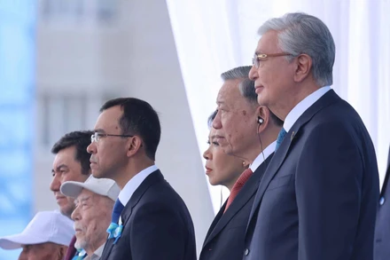 Tổng Bí thư Tô Lâm và Tổng thống Kazakhstan Kassym-Jomart Tokayev tham dự Lễ duyệt binh kỷ niệm 80 năm Ngày Chiến thắng phát xít 9/5. (Ảnh: TTXVN)