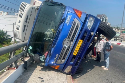 Hiện trường vụ tai nạn làm xe tải lật.