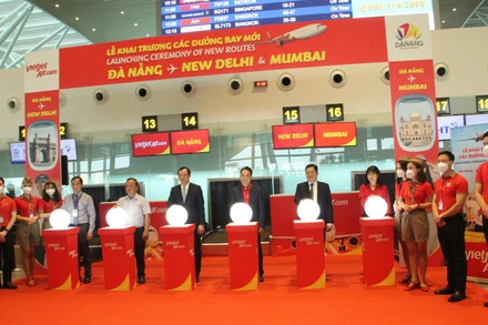 Lãnh đạo thành phố Đà Nẵng và các đơn vị liên quan nhấn nút khai trương đường bao thẳng Đà Nẵng-Ấn Độ.