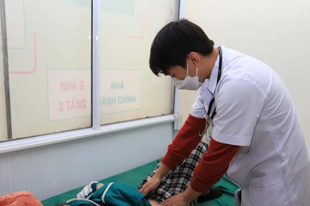 Trong sáng 8/12, các bác sĩ đã tổ chức khám lại cho toàn bộ 40 học sinh.