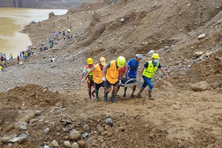 Tìm thấy nạn nhân một vụ sập mỏ ngọc bích ở Myanmar. Ảnh: Tân Hoa xã