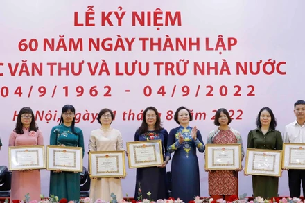 Bộ trưởng Nội vụ Phạm Thị Thanh Trà trao Bằng khen cho các tập thể, cá nhân có nhiều đóng góp cho sự nghiệp phát triển văn thư, lưu trữ. (Ảnh: H.Long)