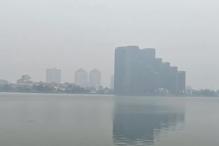 Hà Nội sáng sớm có sương mù nhẹ. Ảnh: Đ.T