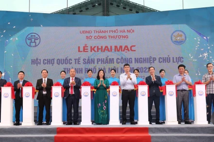 Cắt băng khai mạc Hội chợ.