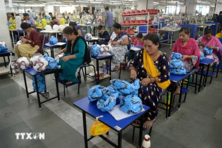 Công nhân làm việc tại một nhà máy ở Jalandhar, bang Punjab, Ấn Độ. (Ảnh: AFP/TTXVN)