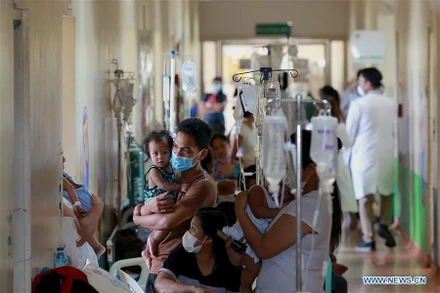 Trẻ em mắc sởi được điều trị tại bệnh viện. Ảnh minh họa của Tân Hoa xã.