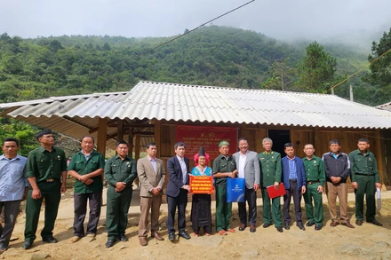  Công ty Điện lực Sơn La bàn giao nhà cho gia đình ông Thào Giống Sếnh, dân tộc H’Mông, bản Ty, xã Chiềng Bôm, huyện Thuận Châu.