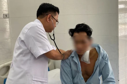 Bác sĩ Nhân thăm khám và chữa trị cho bệnh nhân.